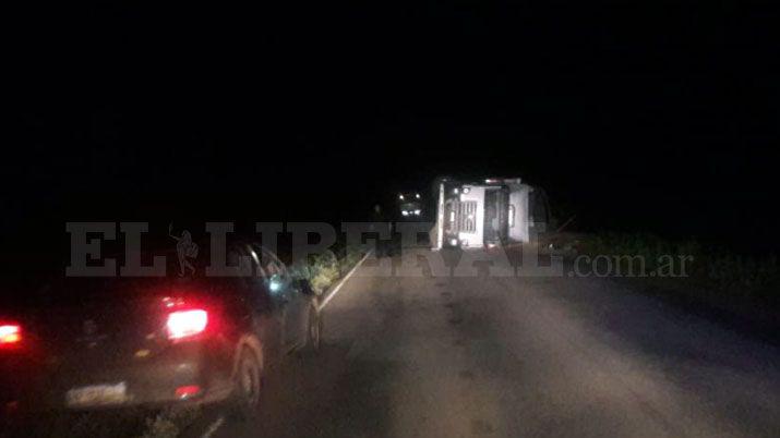 Un camionero resultoacute herido tras violento vuelco sobre ruta 92