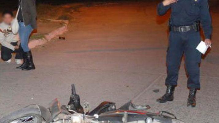 Policiacutea que saliacutea de prestar servicio derrapoacute en su motocicleta