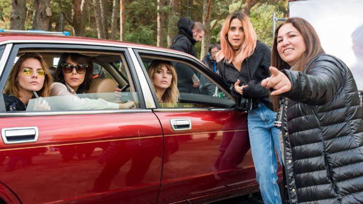 Tagliavini (de campera negra) marca una escena a las protagonistas