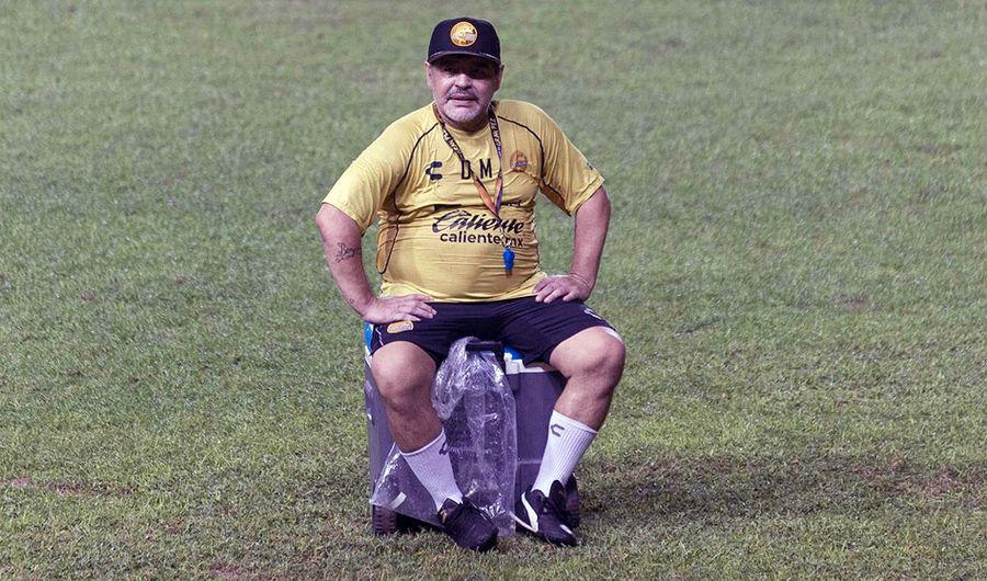 Video  Asiacute camina Maradona por la artrosis en sus rodillas