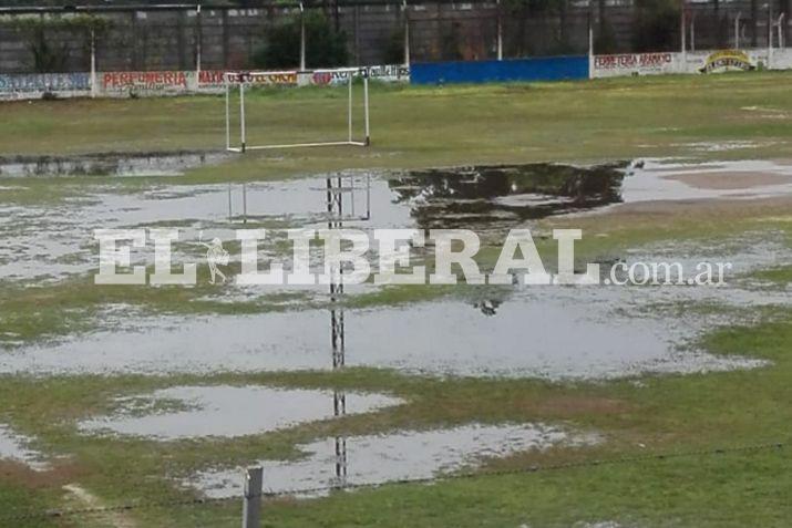 El campo de juego se vio anegado por las intensas precipitaciones