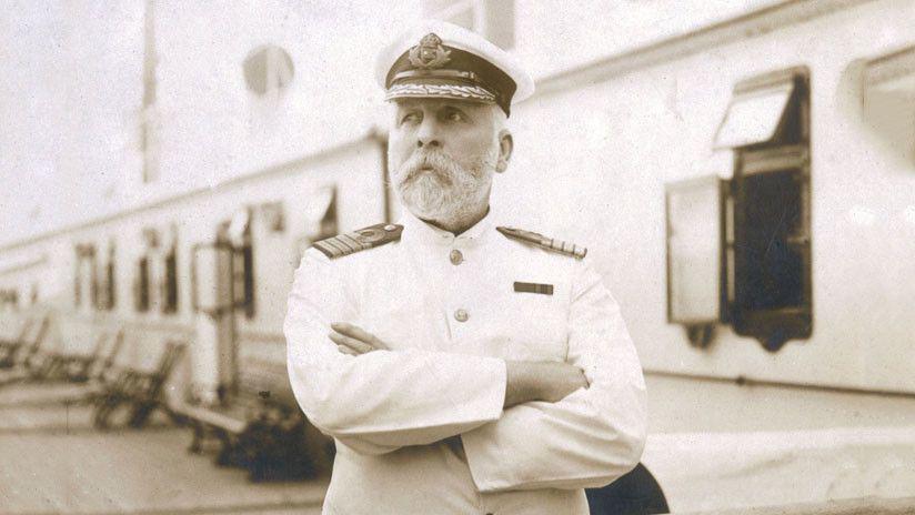 El fantasma del capitaacuten del Titanic se cuela en la foto de una pareja en un famoso bar