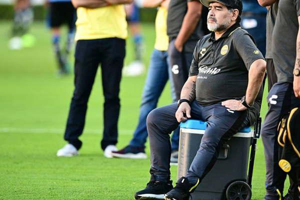 Maradona debe colcarse proacutetesis en las rodillas