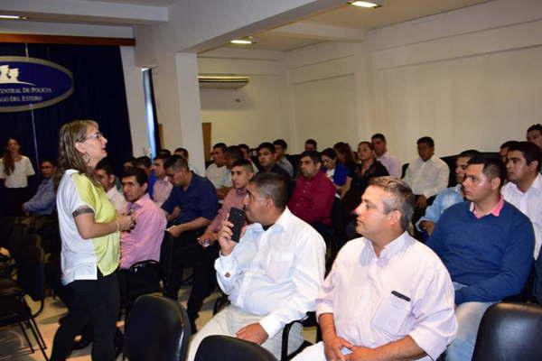 La Agencia Nacional de Seguridad Vial capacitoacute a 50 policiacuteas santiaguentildeos