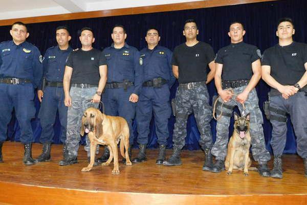 La Seccioacuten Canes obsequioacute los perros adiestrados Scooby y Luna a la policiacutea de Chubut
