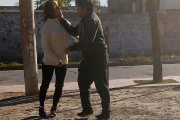 Vecinos captan la brutal golpiza sufrida por una joven madre a manos de su exmarido y su excuntildeado