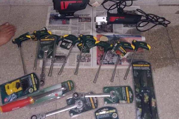 Entroacute a robar en una ferreteriacutea y fue descubierto cuando huiacutea con el botiacuten 