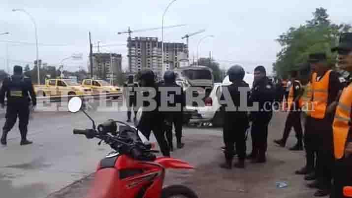Dos gendarmes fueron detenidos por circular borrachos en la Autopista