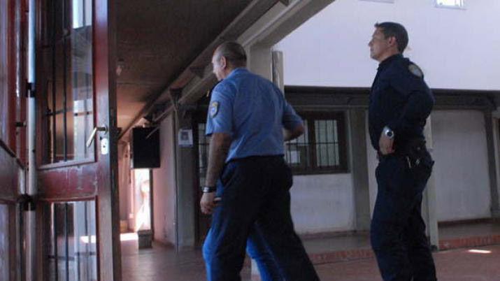 Embarazó a sus dos hijas una de ellas sordomuda