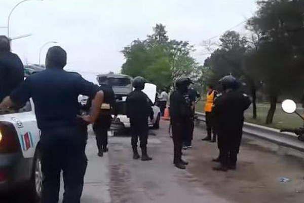 Gendarmes se conduciacutean ebrios en un auto y fueron interceptados por la Polic