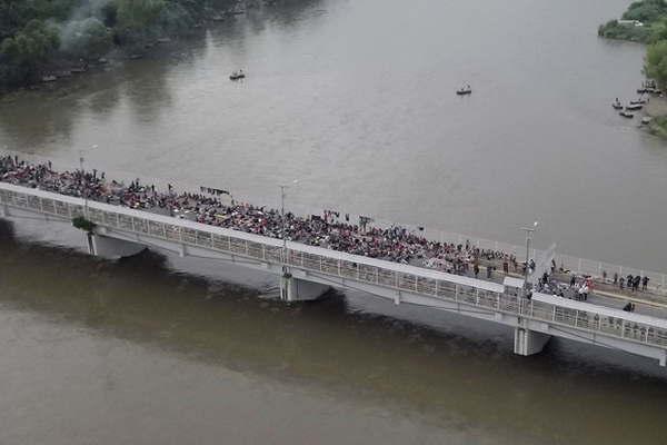 Cientos de hondurentildeos buscan llegar a EEUU