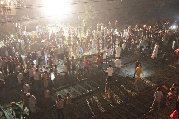 Dos trenes chocaron a devotos- 59 muertos
