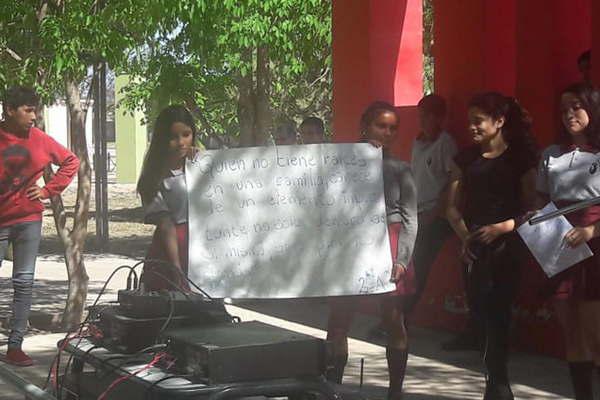 La familia fue el tema tratado por el colegio Madre Antula en la localidad de Laprida