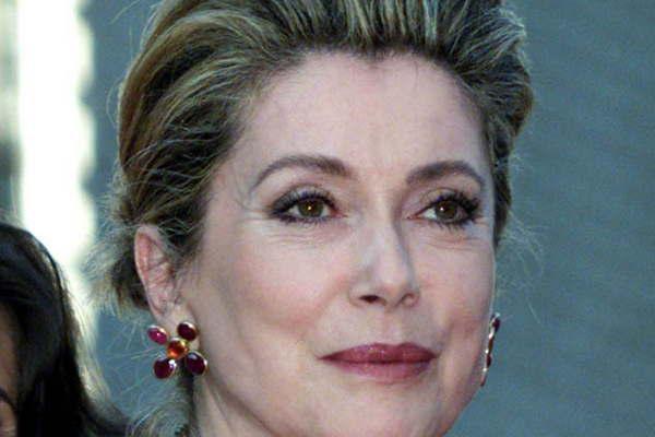 La difiacutecil relacioacuten con su hermana Franccediloise 