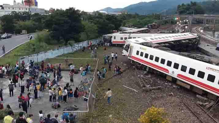 VIDEO  Descarriloacute un tren en Taiwaacuten y murieron 18 personas