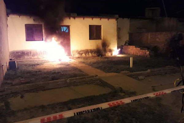 Fuego en la vivienda de Godinez y miedo vecinal