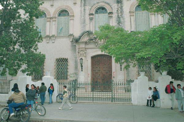 El Gobierno provincial refaccionaraacute el Colegio Absaloacuten Rojas y la Escuela Normal de La Banda