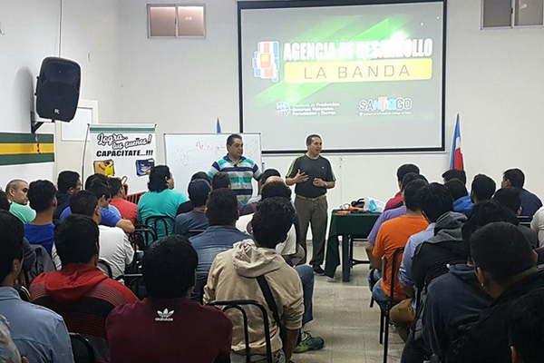 Maacutes de 100 personas recibieron capacitacioacuten laboral en La Banda