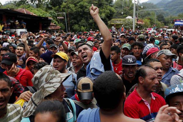 Miles de hondurentildeos huyen  por la violencia de las maras 