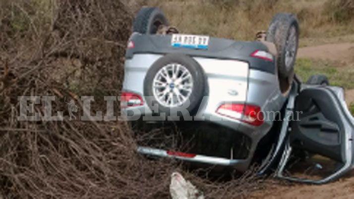 Conductora se salvoacute de milagro tras volcar sobre Ruta 16
