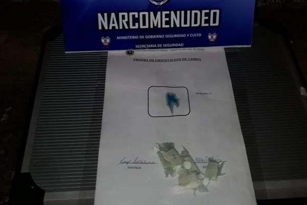 Dormiacutea en la vereda con sus bolsillos llenos de bagullos de cocaiacuten