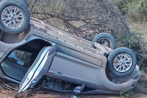 Quiso esquivar un pozo volcoacute en la banquina pero resultoacute sin herida