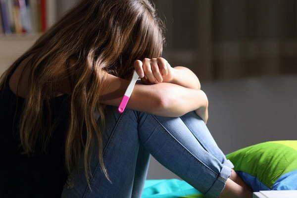 Nacen 7 bebeacutes por diacutea de mamaacutes menores de 15 antildeos