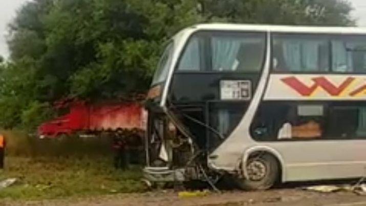 Un colectivo que salioacute de La Banda chocoacute en Jujuy- hay un muerto y tres heridos