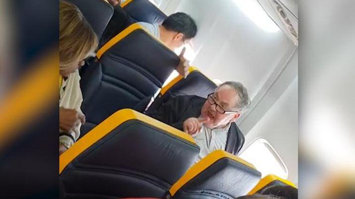 Vergonzoso ataque racista- No me calmo hasta que esta negra bastarda se vaya