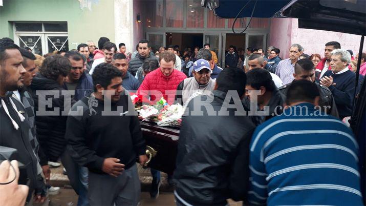 Bajo la lluvia una multitud despidioacute a Franco Chaacutevez en Quimiliacute