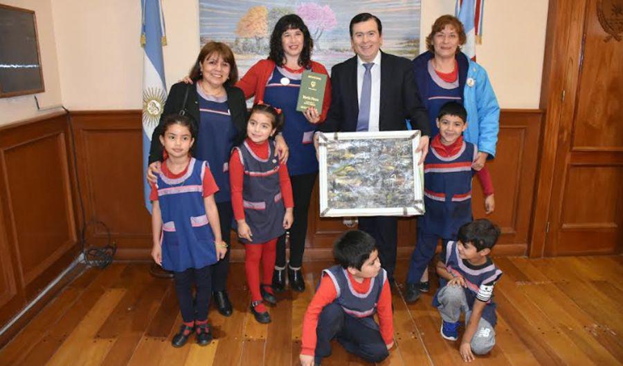 Jardiacuten de Infantes presentoacute un trabajo sobre don Sixto Palavecino al Gobernador Zamora