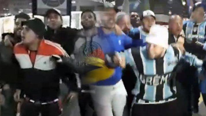 VIDEO  El aliento de los hinchas de River y Gremio