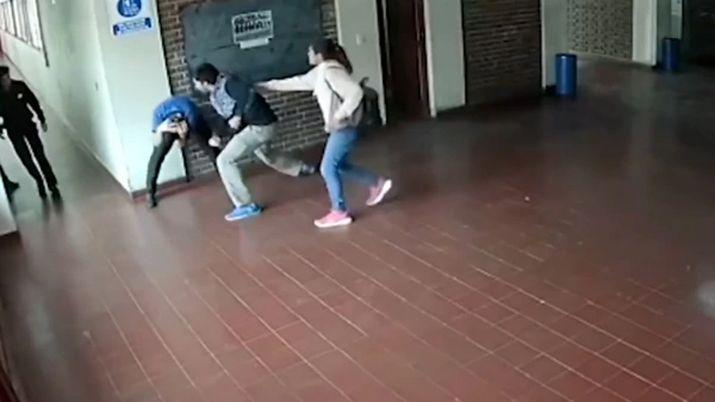 VIDEO Le dio una paliza a un preceptor por abusar de su hija