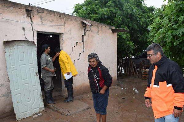 La comuna capitalina continuacutea asistiendo a vecinos que fueron afectados por la lluvia