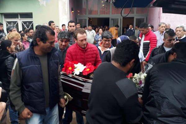 Desgarradoras muestras de dolor en el entierro de los restos de Franco Chaacutevez