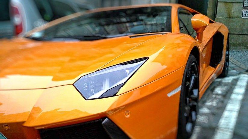 Le comproacute un Lamborghini para proponerle matrimonio y ella lo rechazoacute