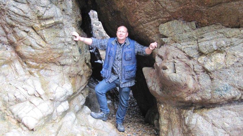 Le niegan un permiso de edificacioacuten y funda un paiacutes independiente en su propio baldiacuteo