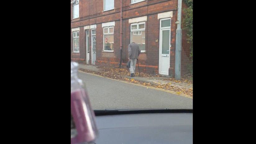 Captan un hombre sin cabeza caminando por la calle