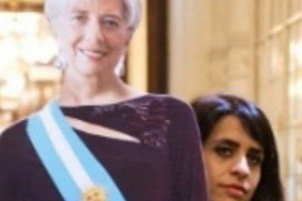 Donda ingresoacute al edificio  con una figura de Lagarde 