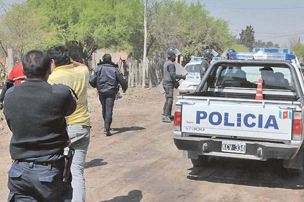 Policiacutea apaleoacute a su ex a las dos hijas luego huyoacute y temen que se mate