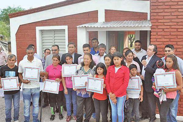 El Gobierno provincial entregoacute viviendas sociales en Yuchaacuten