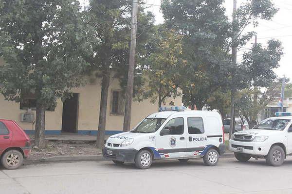 Encontroacute a su esposo con otra mujer dentro de la casa y le destrozoacute el auto con un hierro