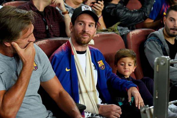 Messi siguioacute el partido desde la platea con su hijo Thiago