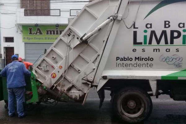 La municipalidad instoacute a la comunidad bandentildea a  respetar los horarios de recoleccioacuten de residuos 