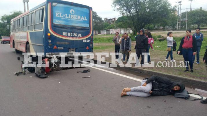 El joven lesionado quedó tendido sobre el pavimento hasta la llegada del Sease