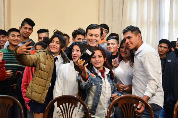 El gobernador recibioacute a alumnos de los departamentos Riacuteo Hondo y Jimeacutenez