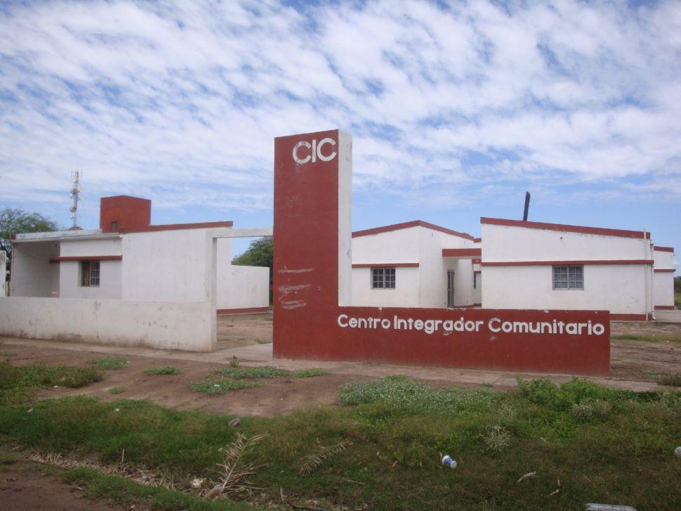 Por tercera vez rompen los vidrios del CIC de Colonia Dora