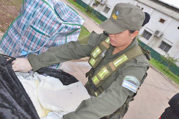 Madre e hija llevaban cocaiacutena de Jujuy a Buenos Aires en la ropa interior valijas y en las zapatillas