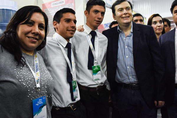 El gobernador Zamora saludoacute a los estudiantes de Campo del Cisne en la Feria de Ciencias