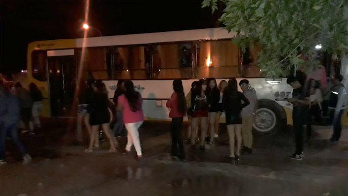 Interceptan dos colectivos que llevaban a 20 menores a un boliche de Beltraacuten